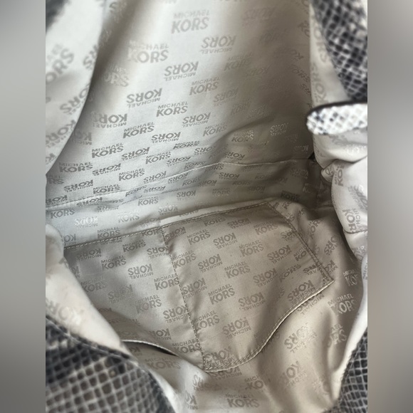 MICHAEL KORS Hamilton Large Python Sectional Bag - Picture 5 of 12